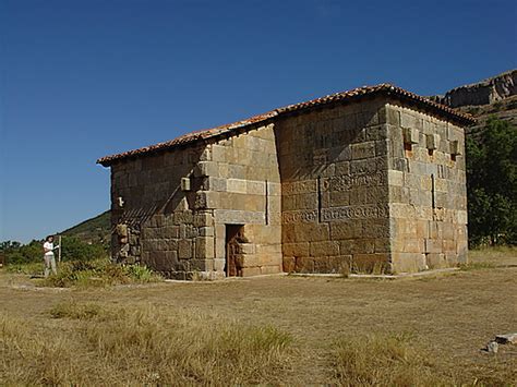  La Chapelle de Santa María de Lara: Une Ode à la Lumiére et aux Formes Géométriques?