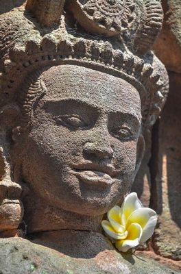 Le Chaitya de Wat Phu: Sculpture Monumentale en Pierre et Symbolique Religieuse Profonde!