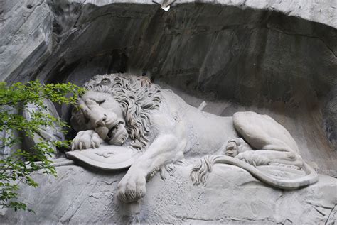  Le 'Lion de Lucerne' : Un Monument Émouvant à la Vaillance et à l'Honneur Suisses!